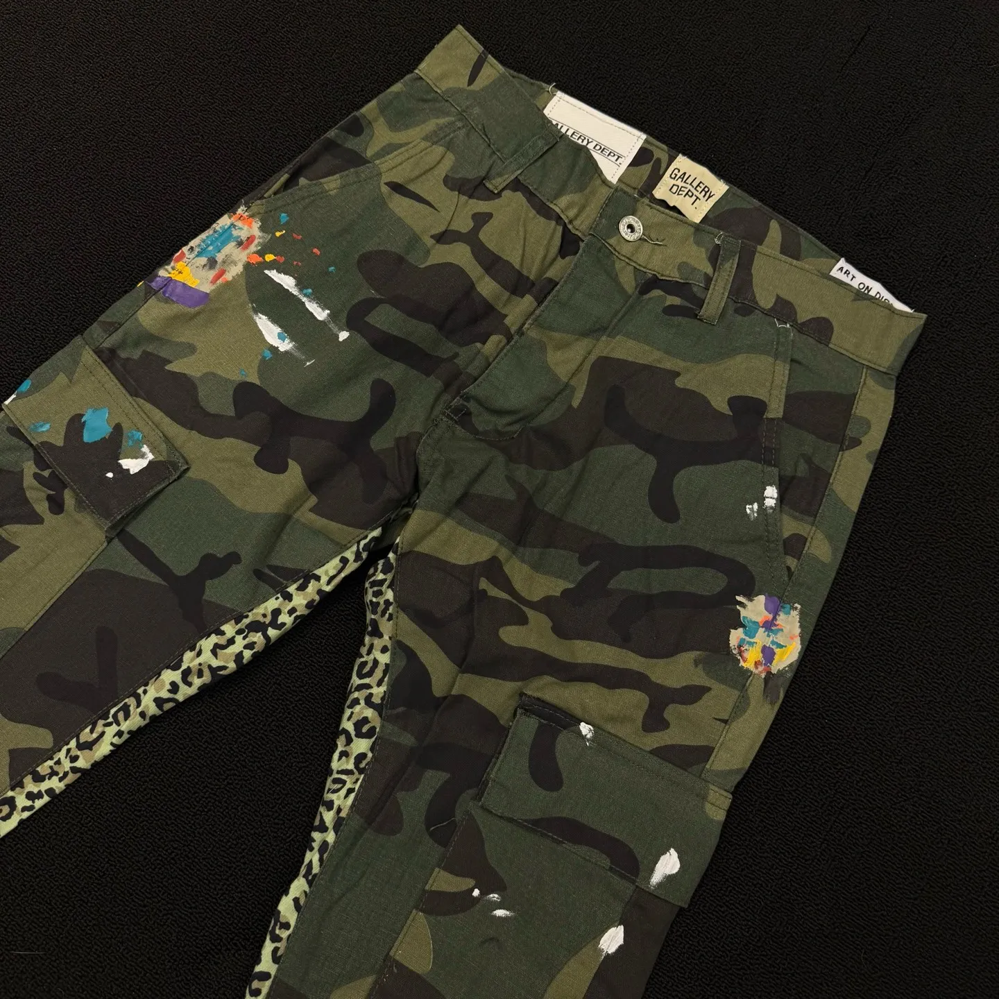 P240 model number: D378 GALLERY DEPT. ss25 limited camouflage splicing printed bootcut jeans Size: 28, 30, 32, 34, 36 (S-XXL) Color: Camouflage Size reference: Pants length 100 102 104 106 106 Waist 72 76 80 84 88 Recommended weight S (about 110 pounds) M (about 120 pounds) L (about 140 pounds) XL (about 165 pounds) XXL (about 185 pounds)